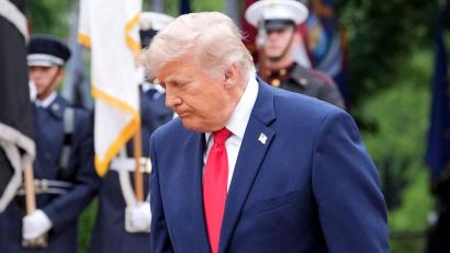 Bild: Alex Brandon/AP/dpa
Eine Lagebesprechung im Weißen Haus endete Berichten zufolge ohne eine Entscheidung von Trump.