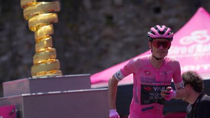 Bild: Spada/LaPresse/AP/dpa
Hat die Giro-Trophäe fest im Blick: Jonas Vingegaard. (Archivbild)