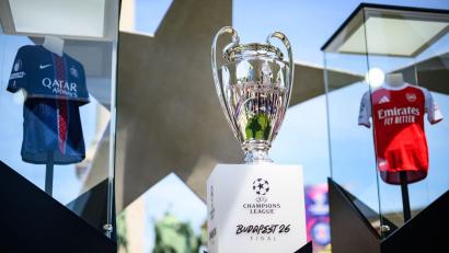 Bild: Tom Weller/dpa
Der Pokal der Champions League steht zwischen den Trikots der Finalteams Paris Saint-Germain und FC Arsenal.