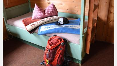 Bild: Angelika Warmuth/dpa
Im Matratzenlager der Berghütten mit wechselnden Gästen können die Wanzen leicht weitergetragen werden. (Archivbild)