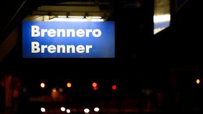 Bild: Matthias Schrader/AP/dpa
Auf der Bahnstrecke gibt es Verspätungen. (Archivbild)
