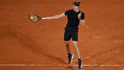Bild: Emma Da Silva/AP/dpa
Alexander Zverev schlägt sich ins Achtelfinale der French Open durch.