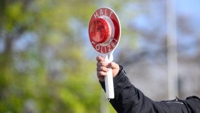 Bild: Julian Stratenschulte/dpa
Das Schaf wurde bei einer Polizeikontrolle gefunden. (Symbolbild)