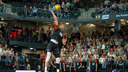 Bild: Georg Wendt/dpa
Die deutschen Volleyballer sind mit einem Sieg in den EM-Sommer gestartet. (Archivbild)