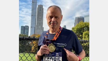Bild: privat
Vom Nofi-Lauf zum NEW-York-Marathon: Stefan Zaruba, im Oberpfalz-Medien-Shirt, glücklich und mit Medaille im Central Park. Im Hintergrund ist der südliche Teil Manhattans zu sehen.