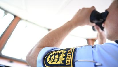 Bild: Felix Kästle/dpa
Die Polizei bringt die sieben Kinder sicher zum Ufer zurück. (Symbolbild)