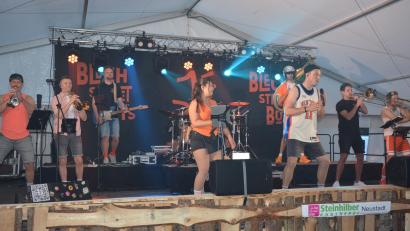 Bild: jr
Spielten erstmals in der Region: Die neunköpfige Band "Blechstreet-Boys" aus dem Bamberger Raum. Sie begeisterte am Freitagabend rund eintausend Besucher auf dem Feuerwehrfest in Liebenstein.