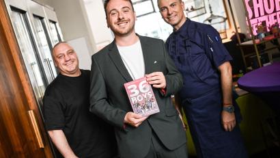 Bild: Britta Pedersen/dpa
Sternekoch Tim Raue berichtet bei der Buchvorstellung von seiner Zeit bei der Kreuzberger Straßengang „36 Boys“.