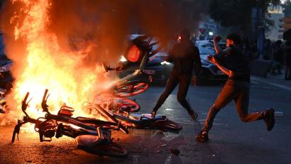 Bild: Julien Mattia/Le Pictorium via ZUMA Press/dpa
Spannungen zwischen PSG-Fans und der Polizei nach dem Sieg von PSG.