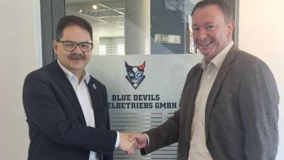 Bild: Claudia Bunk
Das war's für Franz Vodermeier bei den Blue Devils Weiden: Jörg Bayer (rechts) übernimmt als Geschäftsführer des DEL2-Clubs.