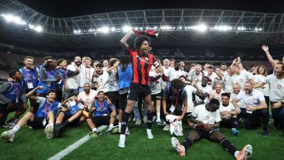 Bild: Valery Hache/AFP/dpa
Dante feiert in seinem letzten Spiel als Profi den Klassenerhalt mit Nizza.