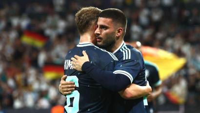 Bild: Christian Charisius/dpa
Deniz Undav (r) nach seinem Kopfballtor beim Jubel mit Flankengeber Joshua Kimmich.