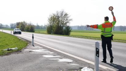 Bild: Daniel Löb/dpa
Bayernweit will die Polizei im Juni verstärkt auf Landstraßen kontrollieren. (Symbolbild)