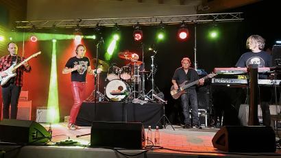 Bild: lg
Musiker aus der Oberpfalz und Franken begeistern in der Formation „Mad Company“ mit Rock-Klassikern von Queen, Bon Jovi und Van Halen. Rechts am Keyboard Toby Mayerl aus Schönsee.
