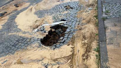Bild: PI Sulzbach-Rosenberg
Ein Wasserrohrbruch in der Frühlingsstraße in Sulzbach-Rosenberg hat am Samstag zu erheblichen Schäden geführt.