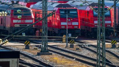 Bild: Peter Kneffel/dpa
Die Sanierung der Bahnstrecke München–Rosenheim soll in mehreren Etappen stattfinden. (Symbolbild)