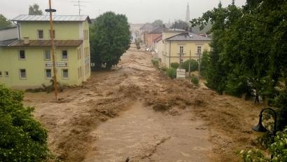 Bild: Walter Geiring/dpa
Vor fünf Jahren starben in Simbach am Inn bei einem gewaltigen Hochwasser fünf Menschen. (Archivbild)