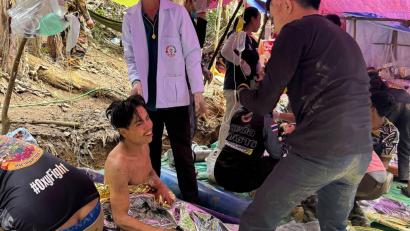 Bild: Uncredited/Association Of Volunteers For Lao People/AP/dpa
Die Rettung der Männer aus eigener Kraft gilt als Wunder.