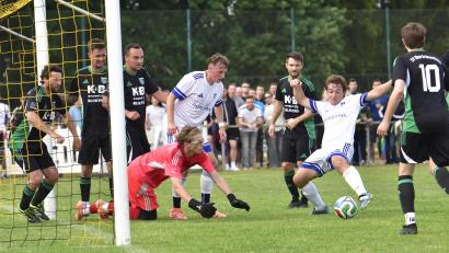 Bild: Hans Mark
Gegen Ende der ersten Hälfte hatte der Diendorfer Thomas Sebald (am Ball) eine dicke Chance zum Anschlusstreffer. Dass der Ball nicht reinging, war am Ende egal. Diendorf siegte gegen den SV Obertrübenbach mit 3:2 nach Verlängerung und bleibt Kreisligist.