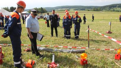 Bild: pi
Die Schiedsrichter prüfen die Arbeit der Nachwuchsfeuerwehrler.