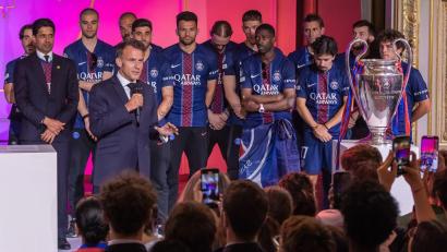 Bild: Christophe Petit Tesson/Pool EPA/AP/dpa
Emmanuel Macron empfängt das Team von PSG.