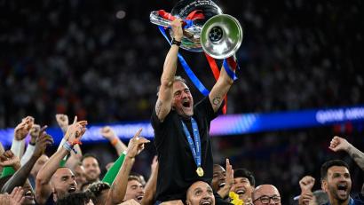 Bild: Denes Erdos/AP/dpa
Getragen von seinen Schützlingen: PSG-Coach Luis Enrique.
