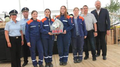 Bild: pi
Die Jugendfeuerwehr Wurz gewinnt den "NEW-JF-Cup". Das gratulieren Kreisjugendwartin Mirjam Schuller, Kreisbrandrat Marco Saller (von links) sowie Landrat Andreas Meier und Bürgermeister Wolfgang Bock (von rechts).
