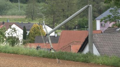 Bild:  Bernd März/ extremwetter.tv /dpa
Ein Leitungsmast in Deusmauer, Gemeindeteil der Stadt Velburg im Landkreis Neumarkt in der Oberpfalz, ist umgeknickt.