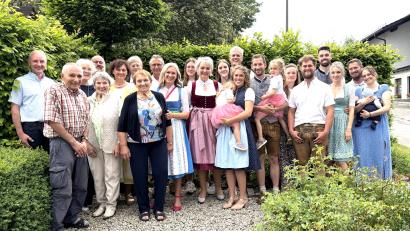 Bild: fvo
Monika Gollwitzer (vorne, Dritte von links) feiert mit ihrer großen Familie 85. Geburtstag. Mit dabei sind auch Bürgermeister Georg Bocka und Pfarrer Norbert Götz.