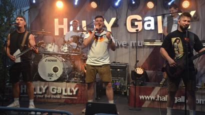 Bild: jr
Aus Mittelfranken angereist kam die Band "Hally Gally", die erstmals in der Region auftraten. Die fünf Jungs verstanden es von Anfang an, ihr überwiegend junges Publikum mitzunehmen und verbreiteten so beste Partystimmung.