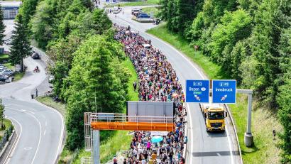Bild: Jason Tschepljakow/dpa
Tausende demonstrierten gegen die Umweltbelastungen durch den Transitverkehr