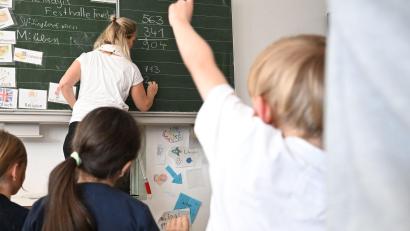 Bild: Bernd Weißbrod/dpa
Für Grundschulkinder sehen Wissenschaftler erhebliche Risiken bei der Nutzung sozialer Medien. (Archivbild)