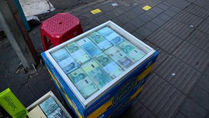 Bild: Vahid Salemi/AP/dpa
Die nahezu hundertprozentige Inflation im Iran hat die Preise für fast alle Waren verdoppelt. (Archivbild)