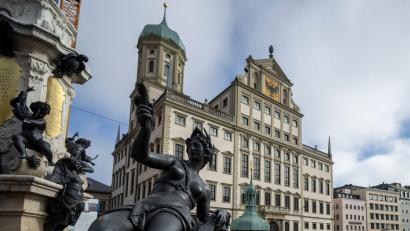 Bild: Stefan Puchner/dpa
Die beiden Männer nutzten ein Gerüst, das derzeit für Sanierungsarbeiten am Augsburger Rathaus steht. (Archivbild)