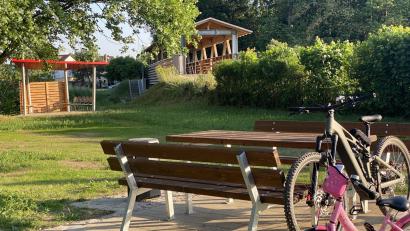 Bild: Völkl
Ein schmucker neuer Steg führt zum Naherholungsgebiet mit Sitzgelegenheiten und Pavillon.