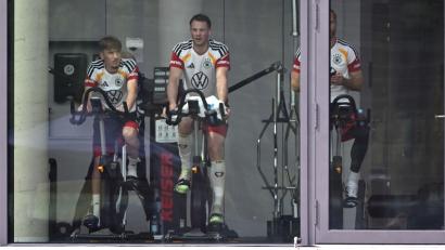 Bild: Federico Gambarini/dpa
Frankfurt am Main: Turniervorbereitung vor der WM-Endrunde – Karl und Neuer trainieren auf Ergometern