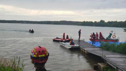 Bild: Wasserwacht/Korbinian Kurz/exb
Die Wasserwacht holt am Sonntag während des Unwetters gefährdete Wassersportler vom Steinberger See.