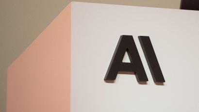 Bild: Andrej Sokolow/dpa
Der OpenAI-Konkurrent Anthropic wurde zuletzt bei einer Finanzierungsrunde mit insgesamt 900 Milliarden Dollar bewertet. (Archivbild)