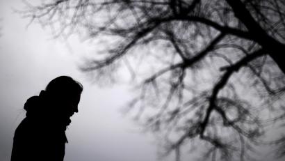 Symbolbild: Julian Stratenschulte/dpa
In Deutschland nehmen sich jährlich über 10.000 Menschen das Leben. Laut der Psychosozialen Arbeitsgemeinschaft gibt es mehrere Alarmzeichen, die darauf hindeuten können, dass man suizidgefährdet ist. Beispielsweise denkt man häufig an den eigenen Tod.