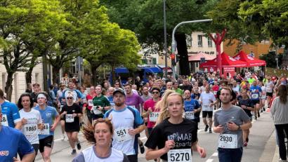 Bild: Alexander Unger
Der 13. Nofi-Lauf am 21. Mai 2026 verwandelte Weiden einmal mehr in ein große Laufarena: Fast 6000 Teilnehmer gingen bei bestem Wetter an den Start. Die 7,5 Kilometer lange Strecke durch die Stadt sorgte für Begeisterung bei Läufern und Zuschauern – ein weiteres starkes Kapitel in der Erfolgsgeschichte des Events.