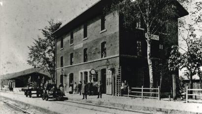 Bild: Stadtarchiv Nabburg      
Der Bahnhof Nabburg um 1900: Damals war er eine angesehene Institution in der Stadt mit vielen Beschäftigten. Ein Zugunglück 1911 hat eine Verbindung zum Tod von König Ludwig II. im Juni 1886.
