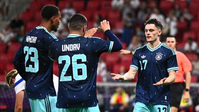 Bild: Tom Weller/dpa
Vorlagengeber Deniz Undav (Nr. 26) und Torschütze Florian Wirtz (r) klatschen sich ab nach dem 2:0 gegen Finnland.