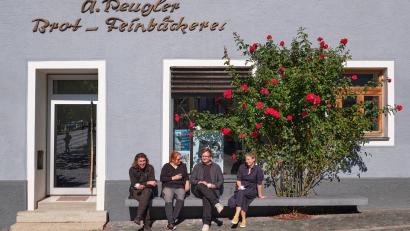 Bild: Andrea Schwab/exb
Die Idee kommt an: Aus einem falsch gefertigten Betonteil wird eine Bank. Architekt Volker Schwab (links) aus Vohenstrauß und sein Team nutzen sie schon mal für eine Kaffeepause.