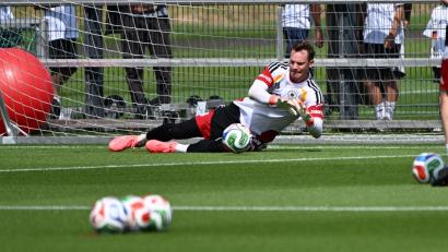 Bild: Federico Gambarini/dpa
Die linke Problem-Wade hält: Manuel Neuer hält wieder erste Bälle im Training.