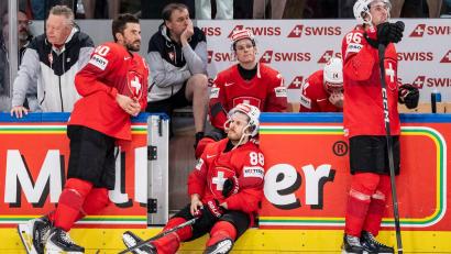 Bild: Claudio Thoma/KEYSTONE/dpa
Die Schweiz um Kapitän Roman Josi (l) trauert nach dem verlorenen WM-Finale gegen Finnland.