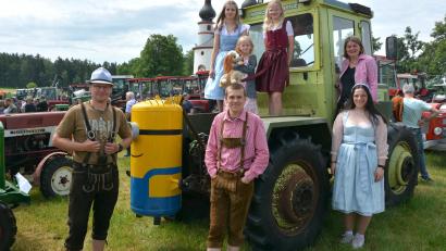 Bild: jr
Diese Familie aus Schirnding und Seedorf kam ganz in Tracht und waren ein Hingucker, auf ihrem 75 PS starken MB-Truck.