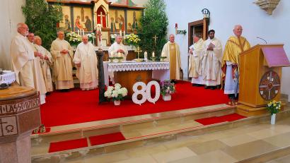 Bild: bsc
Neun Geistliche feierten zusammen mit Jubilar und Ruhestandspriester Siegfried Wölfel (rechts) einen beeindruckenden Dankgottesdienst anlässlich seines 80. Geburtstags in der Pfarrkirche Friedenfels.