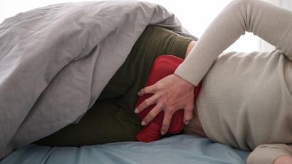 Bild: Annette Riedl/dpa
Endometriose wird inzwischen deutlich häufiger diagnostiziert als früher - trotzdem halten viele die Krankheit noch für starke Regelschmerzen. (Symbolbild)