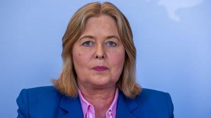 Bild: Jens Büttner/dpa
Bundesarbeitsministerin Bas schildert, wie sie mit Anfeindungen umgeht. (Archivbild)