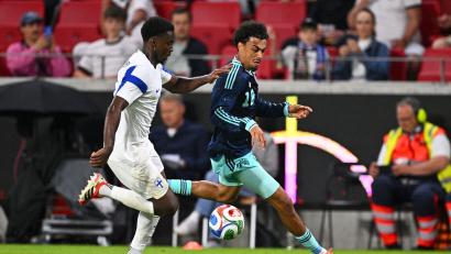 Bild: Tom Weller/dpa
Nathaniel Brown (rechts) am Sonntagabend im Spiel gegen Finnland. Der Kümmersbrucker stand in der Startelf des DFB-Teams.